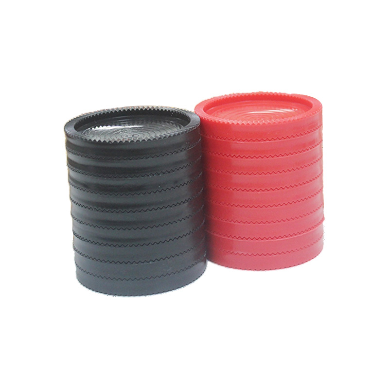 Buah catur dam plastik merah dan hitam