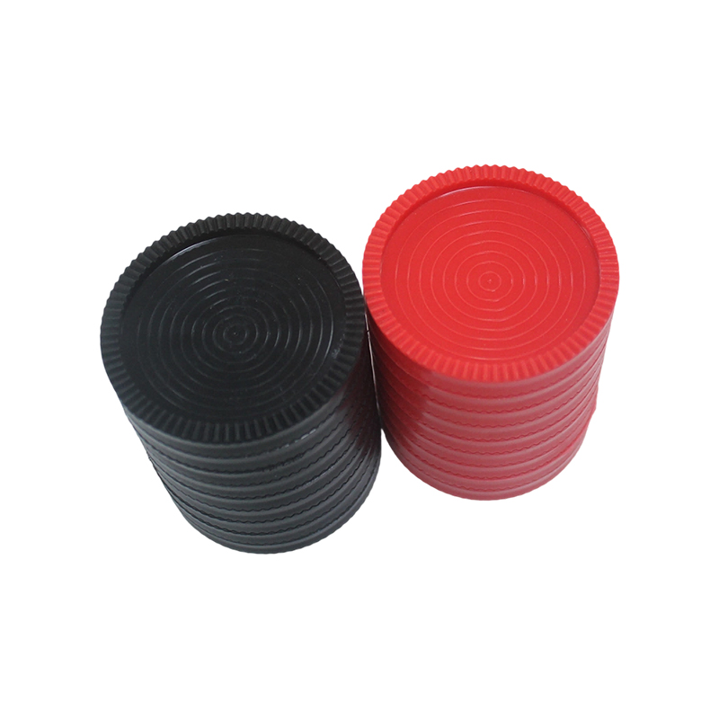 Buah catur dam plastik merah dan hitam