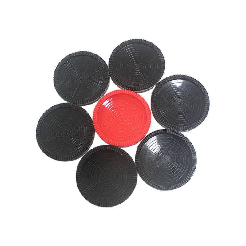 Buah catur dam plastik merah dan hitam