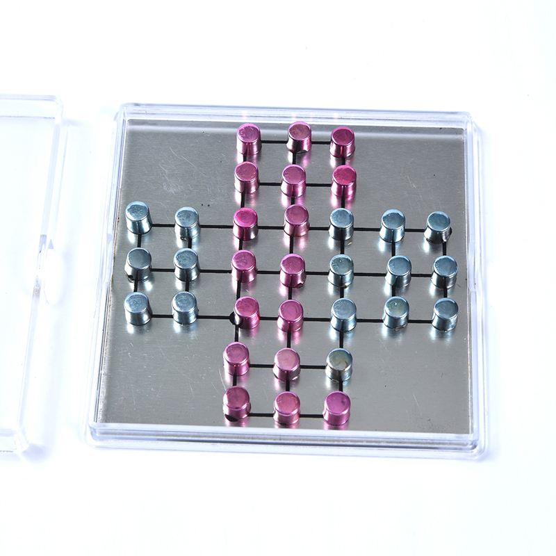 Set Tic-Tac-Toe Logam Magnet dalam Sarung Akrilik Jelas
