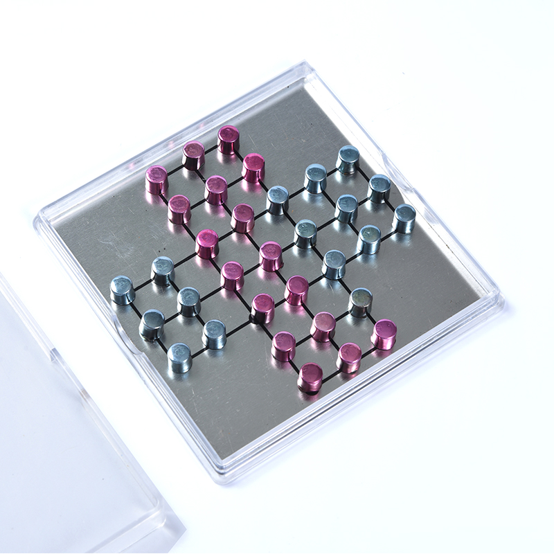 Set Tic-Tac-Toe Logam Magnet dalam Sarung Akrilik Jelas