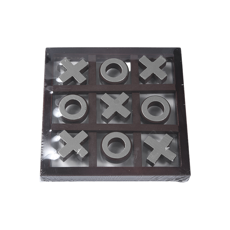 Kepingan Bernada Emas dalam Permainan Tic-Tac-Toe Kayu Bingkai Gelap